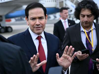 El secretario de Estado de Estados Unidos, Marco Rubio, hace un gesto mientras habla con la prensa tras una reunión de Ministros de Asuntos Exteriores del G7 con países socios antes de su partida al aeropuerto de Bourget en Le Bourget, en las afueras de París, el 27 de marzo de 2026.