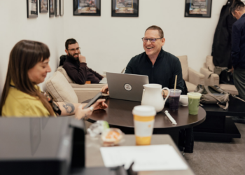 En ecos de Corbyn, el candidato insurgente gana el liderazgo del partido canadiense