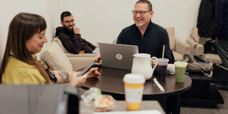 En ecos de Corbyn, el candidato insurgente gana el liderazgo del partido canadiense