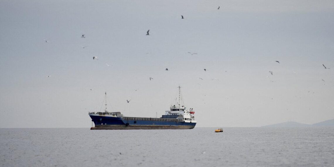 Un barco en el Estrecho de Ormuz, frente a la costa de la provincia de Musandam en Omán, el 12 de abril de 2026. (Reuters)