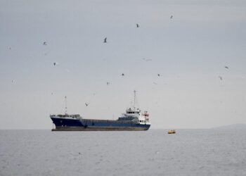 Un barco en el Estrecho de Ormuz, frente a la costa de la provincia de Musandam en Omán, el 12 de abril de 2026. (Reuters)