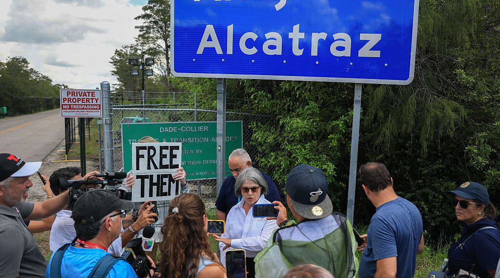 Guardias de “Alligator Alcatraz” presuntamente golpearon a prisioneros por solicitar acceso telefónico