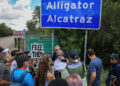 Guardias de “Alligator Alcatraz” presuntamente golpearon a prisioneros por solicitar acceso telefónico