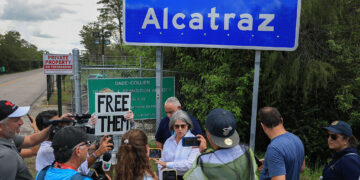 Guardias de “Alligator Alcatraz” presuntamente golpearon a prisioneros por solicitar acceso telefónico