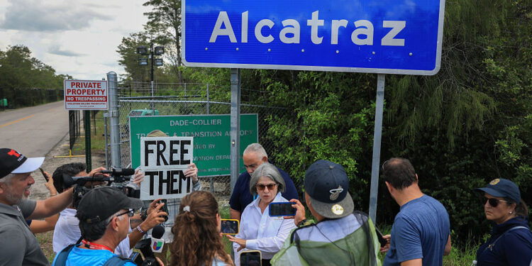 Guardias de “Alligator Alcatraz” presuntamente golpearon a prisioneros por solicitar acceso telefónico