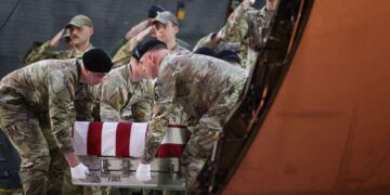 Hegseth califica de “falsedades” los testimonios de soldados estadounidenses que dijeron haber sido puestos en peligro