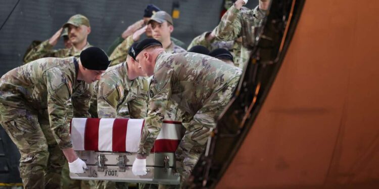 Hegseth califica de “falsedades” los testimonios de soldados estadounidenses que dijeron haber sido puestos en peligro