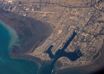 Una vista aérea de las costas iraníes y el puerto de Bandar Abbas en el Estrecho de Ormuz, el 10 de diciembre de 2023. (Reuters)