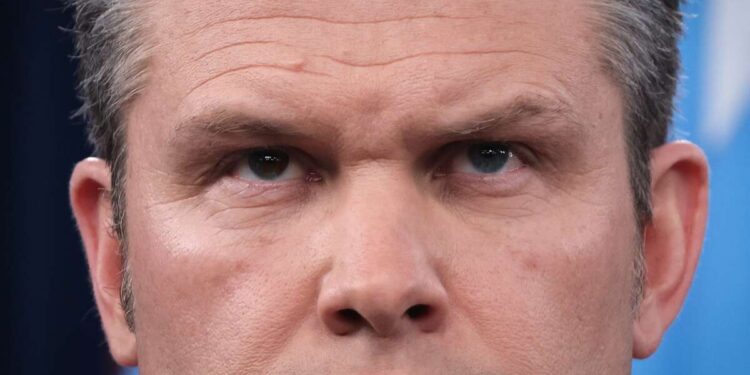 Hegseth levanta la prohibición de portar armas de fuego personales en bases militares, en medio de la baja moral provocada por la guerra