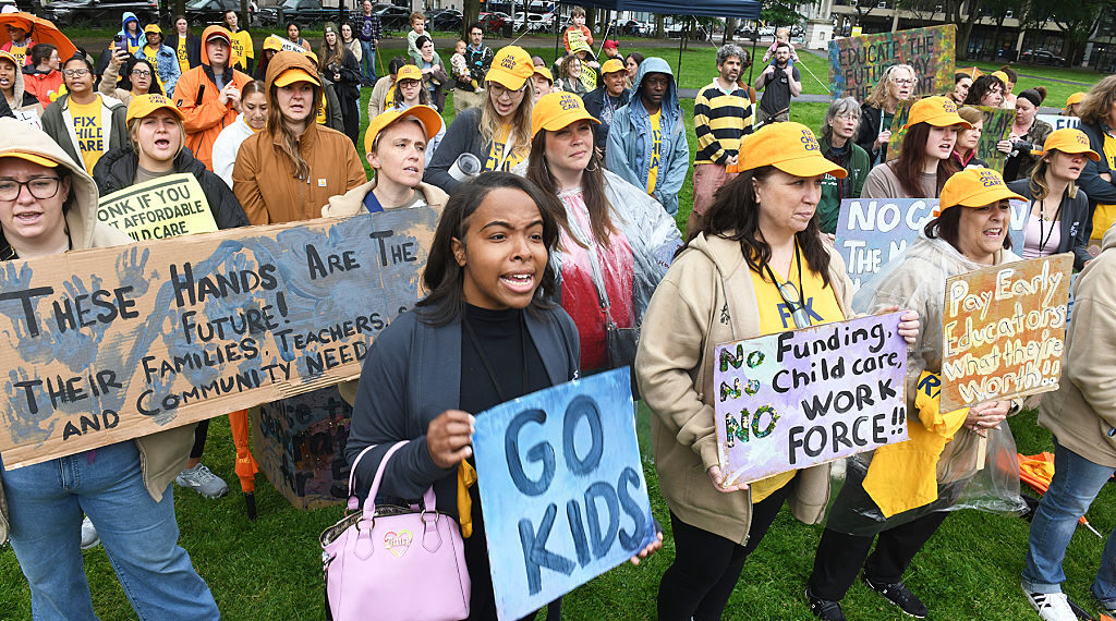 Heritage Foundation quiere “salvar a la familia” socavando aún más el cuidado infantil