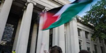 Estudiantes y profesores del MIT se reúnen en el campus para protestar por la participación de la universidad en Israel y mostrar su apoyo a Palestina, el 13 de septiembre de 2024, en Cambridge, Massachusetts.