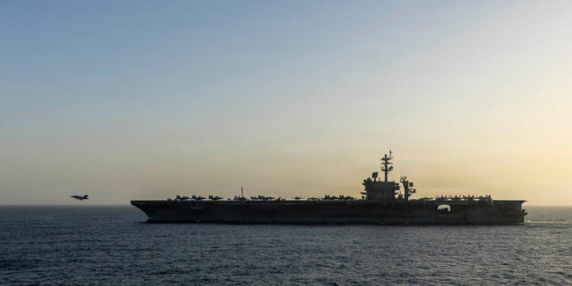 El USS Abraham Lincoln (CVN 72) lleva a cabo operaciones de bloqueo estadounidense en el Mar Arábigo el 16 de abril de 2026. (Marina de EE. UU. a través de Getty Images)