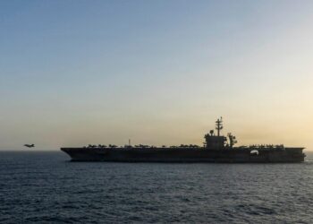 El USS Abraham Lincoln (CVN 72) lleva a cabo operaciones de bloqueo estadounidense en el Mar Arábigo el 16 de abril de 2026. (Marina de EE. UU. a través de Getty Images)
