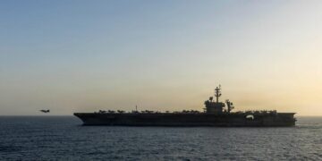 El USS Abraham Lincoln (CVN 72) lleva a cabo operaciones de bloqueo estadounidense en el Mar Arábigo el 16 de abril de 2026. (Marina de EE. UU. a través de Getty Images)