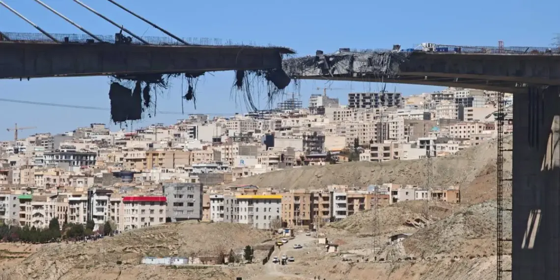 Hormigón y barras de refuerzo cuelgan de un puente B1 dañado, un día después de que fuera destruido por un ataque aéreo, al oeste de Teherán en Karaj, Irán, el 3 de abril de 2026. (Majid Saeedi/Getty Images)