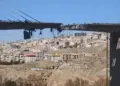 Hormigón y barras de refuerzo cuelgan de un puente B1 dañado, un día después de que fuera destruido por un ataque aéreo, al oeste de Teherán en Karaj, Irán, el 3 de abril de 2026. (Majid Saeedi/Getty Images)