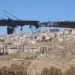 Hormigón y barras de refuerzo cuelgan de un puente B1 dañado, un día después de que fuera destruido por un ataque aéreo, al oeste de Teherán en Karaj, Irán, el 3 de abril de 2026. (Majid Saeedi/Getty Images)