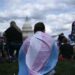 La gente asiste a una manifestación del Día de la Visibilidad Trans en Washington, DC, el 31 de marzo de 2025.