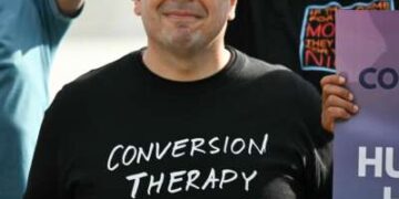 La Corte Suprema dictamina que la prohibición de la terapia de conversión en Colorado viola el derecho a la libertad de expresión