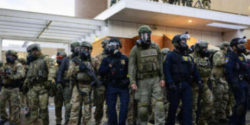 Agentes federales chocan con manifestantes anti-ICE en el edificio del Servicio de Inmigración y Control de Aduanas de EE. UU. el 12 de octubre de 2025, en Portland, Oregon.