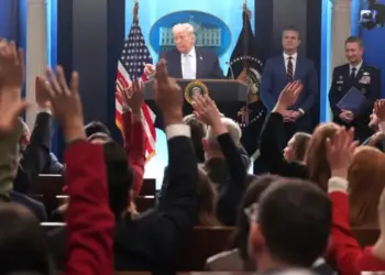 El presidente Donald Trump habla con periodistas durante una conferencia de prensa en la sala de prensa James Brady, con el secretario de Guerra Pete Hegseth y el presidente del Estado Mayor Conjunto, general Dan Caine, en la Casa Blanca en Washington el 6 de abril de 2026. (Mark Schiefelbein/AP Photo)