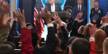 El presidente Donald Trump habla con periodistas durante una conferencia de prensa en la sala de prensa James Brady, con el secretario de Guerra Pete Hegseth y el presidente del Estado Mayor Conjunto, general Dan Caine, en la Casa Blanca en Washington el 6 de abril de 2026. (Mark Schiefelbein/AP Photo)