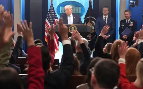 El presidente Donald Trump habla con periodistas durante una conferencia de prensa en la sala de prensa James Brady, con el secretario de Guerra Pete Hegseth y el presidente del Estado Mayor Conjunto, general Dan Caine, en la Casa Blanca en Washington el 6 de abril de 2026. (Mark Schiefelbein/AP Photo)