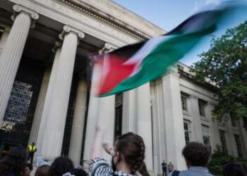 Estudiantes y profesores del MIT se reúnen en el campus para protestar por la participación de la universidad en Israel y mostrar su apoyo a Palestina, el 13 de septiembre de 2024, en Cambridge, Massachusetts.