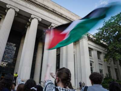 Estudiantes y profesores del MIT se reúnen en el campus para protestar por la participación de la universidad en Israel y mostrar su apoyo a Palestina, el 13 de septiembre de 2024, en Cambridge, Massachusetts.