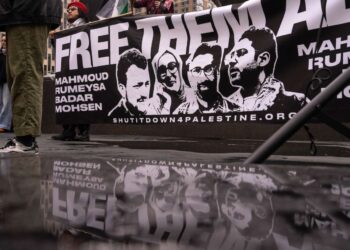 La administración Trump despide a los jueces que bloquearon las deportaciones de Öztürk y Mahdawi