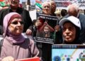 Manifestantes palestinos sostienen fotografías de prisioneros retenidos en cárceles israelíes, incluido el líder palestino encarcelado Marwan Barghouti, durante una manifestación en Ramallah, en la Cisjordania ocupada, el 16 de abril de 2026, para conmemorar el Día de los Prisioneros y protestar contra la aprobación por parte del parlamento israelí de un nuevo proyecto de ley de pena de muerte para los palestinos.