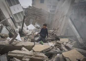 Un niño busca utensilios de cocina dentro de los escombros de un edificio que se derrumbó después de un ataque aéreo de las FDI el 18 de marzo de 2026 en Beirut, Líbano.