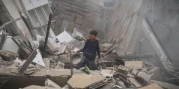 Un niño busca utensilios de cocina dentro de los escombros de un edificio que se derrumbó después de un ataque aéreo de las FDI el 18 de marzo de 2026 en Beirut, Líbano.