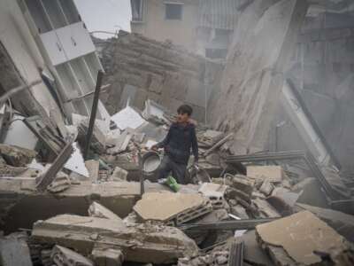 Un niño busca utensilios de cocina dentro de los escombros de un edificio que se derrumbó después de un ataque aéreo de las FDI el 18 de marzo de 2026 en Beirut, Líbano.