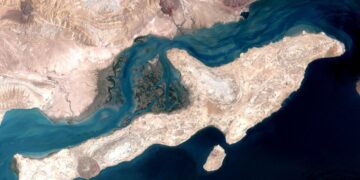 Una imagen de satélite muestra la isla Qeshm en la desembocadura del Estrecho de Ormuz en el Golfo Pérsico el 23 de agosto de 2000. (NASA/Dominio público/CC0)