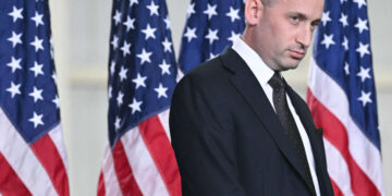 La guerra de Trump contra los inmigrantes ha pasado del espectáculo al bombardeo burocrático