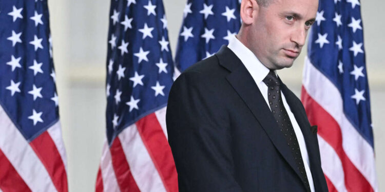 La guerra de Trump contra los inmigrantes ha pasado del espectáculo al bombardeo burocrático