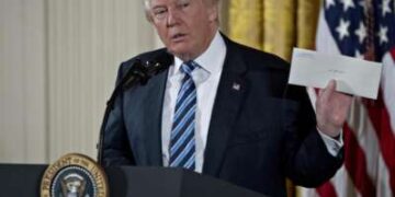 La orden de Trump otorga al Servicio Postal de EE. UU. un control sin precedentes sobre la votación por correo