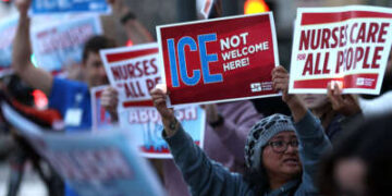 La presencia de ICE persiste en Chicago mientras las redadas cambian a tácticas más silenciosas