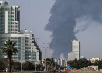 El humo se eleva desde una instalación energética en Fujairah, Emiratos Árabes Unidos, el 14 de marzo de 2026.