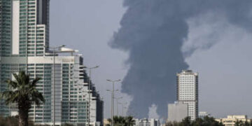 El humo se eleva desde una instalación energética en Fujairah, Emiratos Árabes Unidos, el 14 de marzo de 2026.