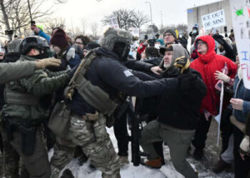 Agentes federales chocan con manifestantes frente al edificio federal Bishop Henry Whipple en Saint Paul, Minnesota, el 8 de enero de 2026, tras el asesinato de Renee Nicole Good perpetrado por ICE en Minneapolis el 7 de enero.