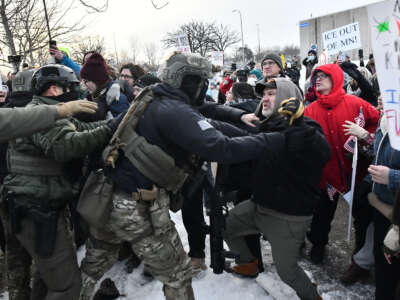 Agentes federales chocan con manifestantes frente al edificio federal Bishop Henry Whipple en Saint Paul, Minnesota, el 8 de enero de 2026, tras el asesinato de Renee Nicole Good perpetrado por ICE en Minneapolis el 7 de enero.