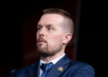 La votación sobre los poderes de guerra de Irán fracasa en la Cámara por 1 voto, con 1 demócrata en contra