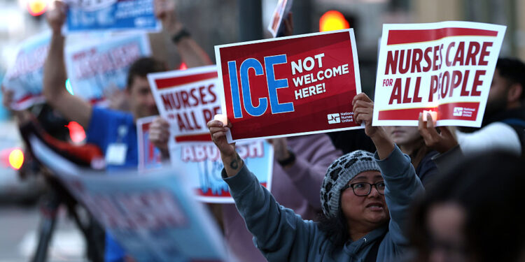 Las enfermeras forjan alianzas para proteger a los pacientes de la represión migratoria de Trump