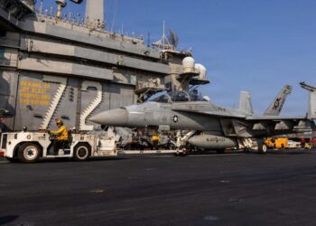 Un F/A-18F Super Hornet, adscrito al Strike Fighter Squadron (VFA) 41, es rodado en la cubierta de vuelo del portaaviones clase Nimitz USS Abraham Lincoln (CVN 72) en apoyo de la Operación Epic Fury en el Mar Mediterráneo, el 6 de marzo de 2026. (Marina de EE. UU. a través de Getty Images)