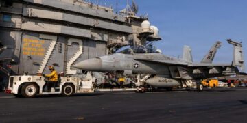 Un F/A-18F Super Hornet, adscrito al Strike Fighter Squadron (VFA) 41, es rodado en la cubierta de vuelo del portaaviones clase Nimitz USS Abraham Lincoln (CVN 72) en apoyo de la Operación Epic Fury en el Mar Mediterráneo, el 6 de marzo de 2026. (Marina de EE. UU. a través de Getty Images)