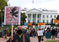 Cientos de nativos americanos y simpatizantes protestaron contra el oleoducto Dakota Access en el parque Lafayette frente a la Casa Blanca el 12 de octubre de 2021 en Washington DC.