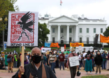 Cientos de nativos americanos y simpatizantes protestaron contra el oleoducto Dakota Access en el parque Lafayette frente a la Casa Blanca el 12 de octubre de 2021 en Washington DC.