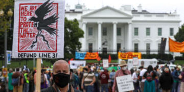 Cientos de nativos americanos y simpatizantes protestaron contra el oleoducto Dakota Access en el parque Lafayette frente a la Casa Blanca el 12 de octubre de 2021 en Washington DC.
